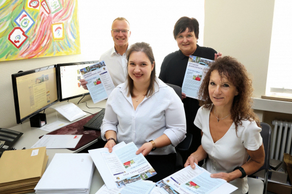 V.l.: Erster Bürgermeister Thomas Wörz, Julia Hartmann, Kulturreferentin und Grafikerin Sabine Nemetz und Manuela Baur Foto: Markt Offingen